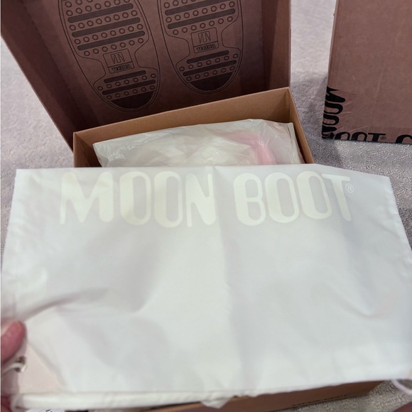 Women’s Moon Boots Vibrant Pink Winter Boots - Picture 7 of 10